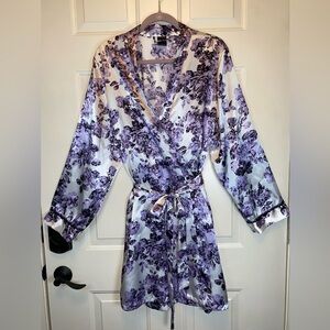 Apt. 9 Satin Robe Sz XXL White with Purple/Lavender Flowers Lace Trim at Sleeve